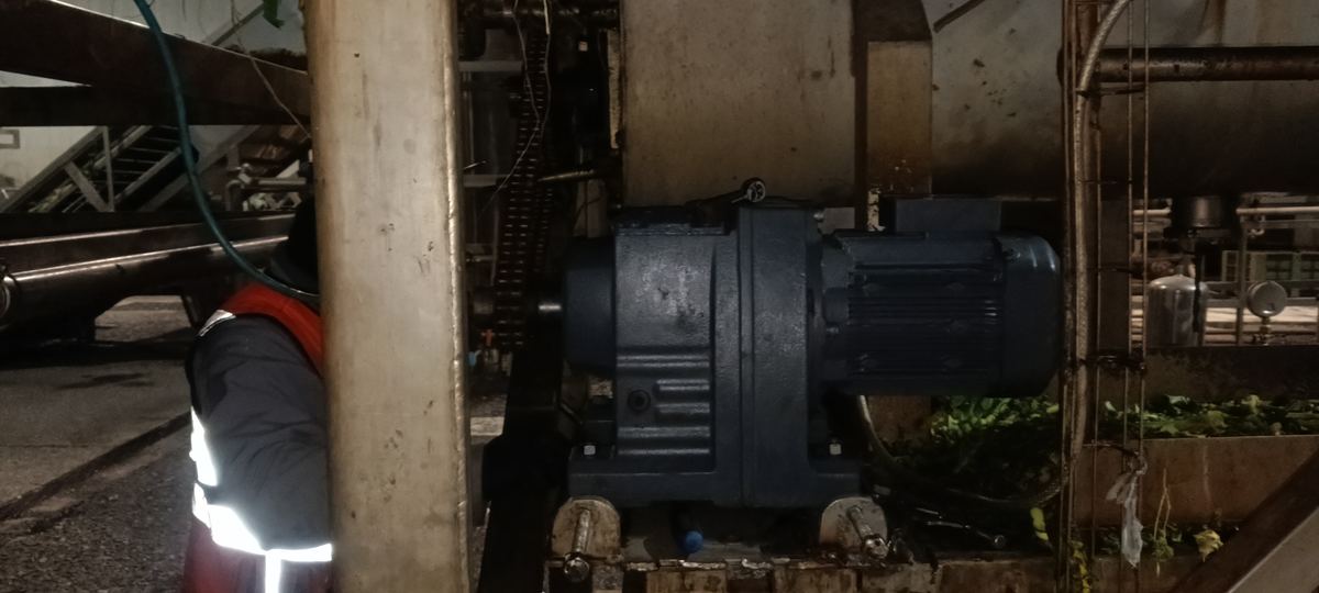 Montaje de motor y acoplamiento — caso 16